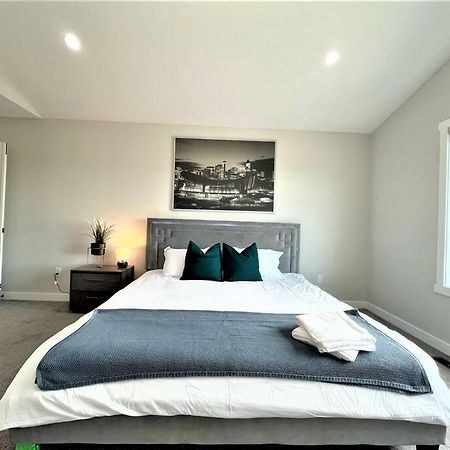 YYC Luxury Retreat For Large Groups 빌라 외부 사진