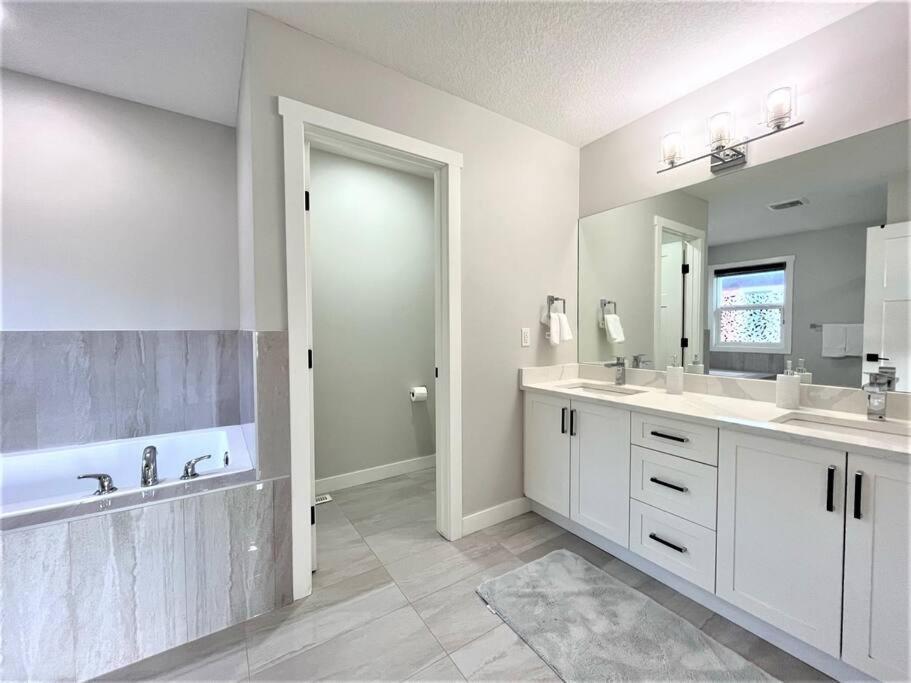 YYC Luxury Retreat For Large Groups 빌라 외부 사진