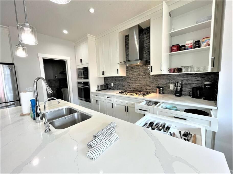 YYC Luxury Retreat For Large Groups 빌라 외부 사진